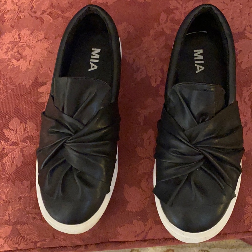 Cute Black & White sneakers